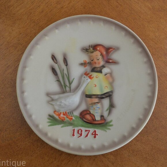 1974 Hummel Porcelain Plate Girl With Goose 4th Annual Plate Bas Relief Goebel - Picture 3 of 7
